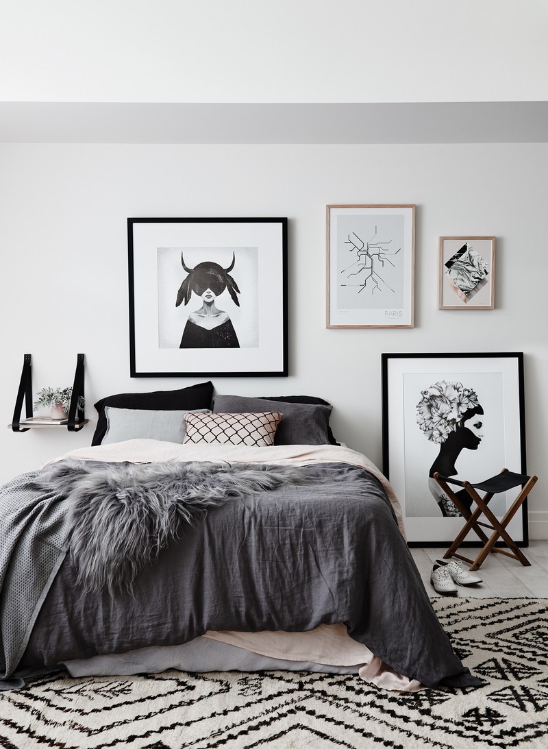 chambre taupe -literie-gris-graphite-blanc-tapis-motifs-noir-blanc