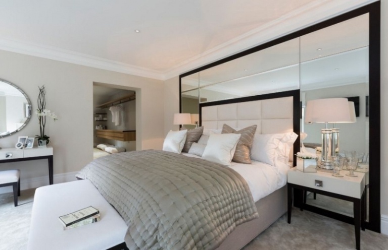 chambre-taupe-tête-lit-capitonné-cuir-blanc-mur-miroir