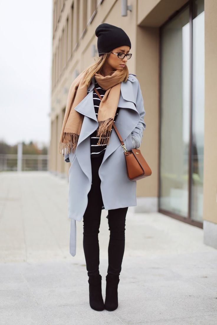 chapeau-femme-hiver-beanie-noir-echarpe-taupe-manteau-gris-clair