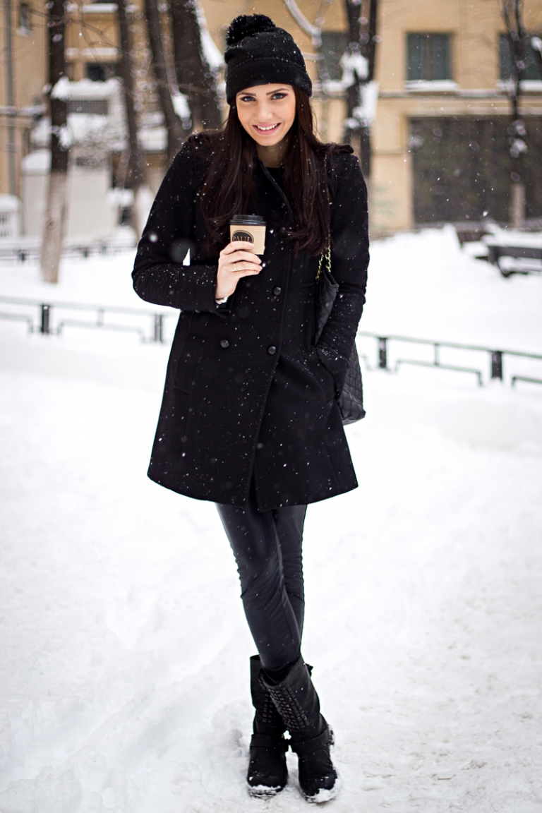 chapeau-femme-hiver-bonnet-noir-pompon-manteau-noir chapeau femme hiver