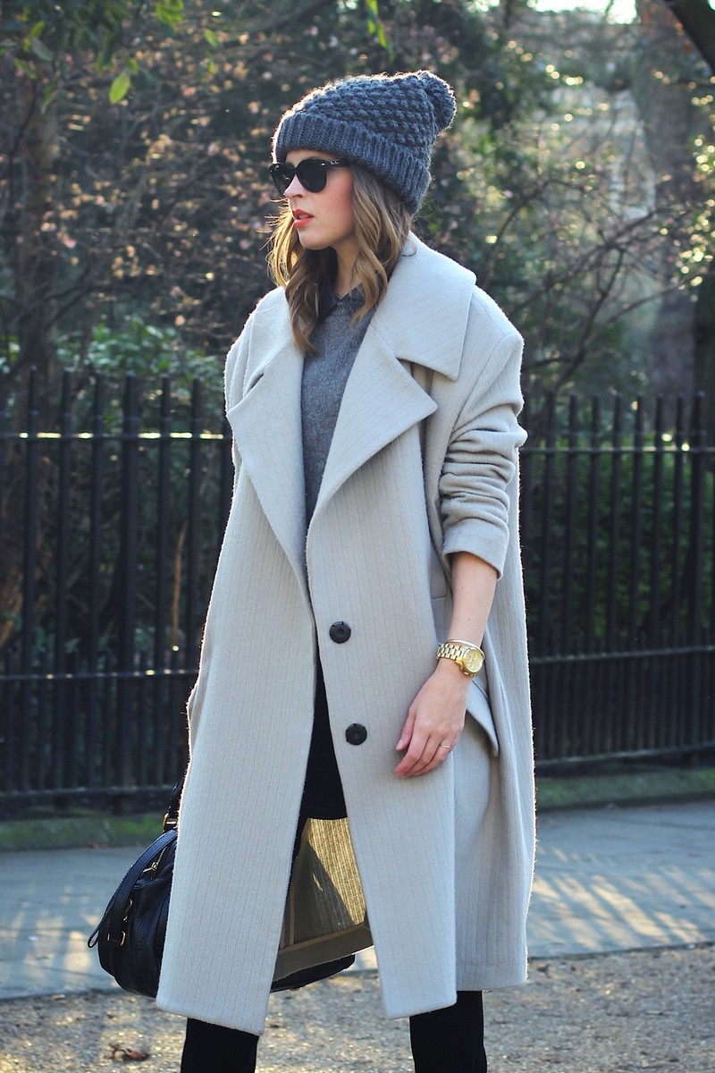 chapeau-femme-hiver-bonnet-tricot-gris-manteau-gris-clair