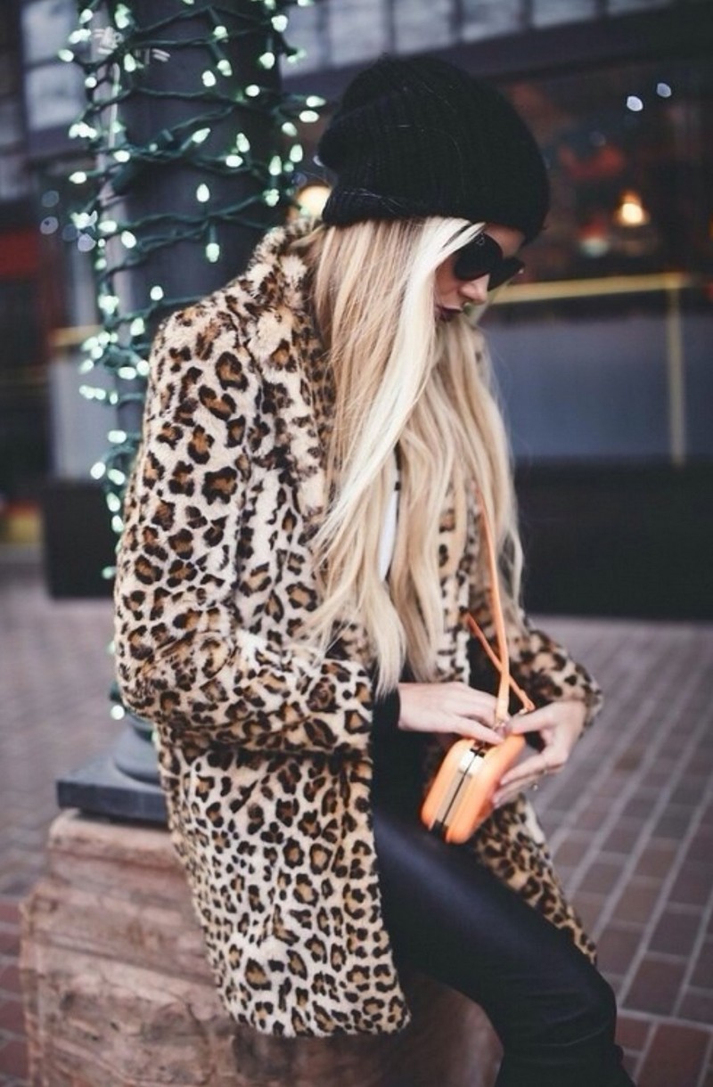 chapeau-femme-hiver-bonnet-tricote-noir-manteau-motif-leopard chapeau femme hiver