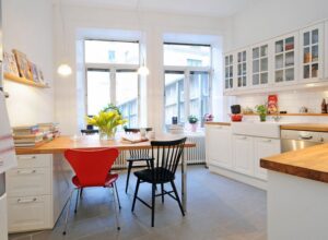 coin-repas-cuisine-blanc-bois-table-bureau-rangement-chaises-dépareillées