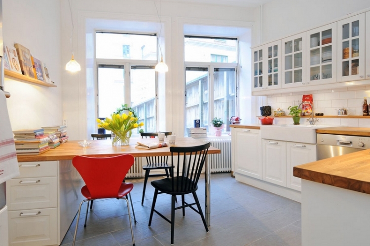 coin-repas-cuisine-blanc-bois-table-bureau-rangement-chaises-dépareillées