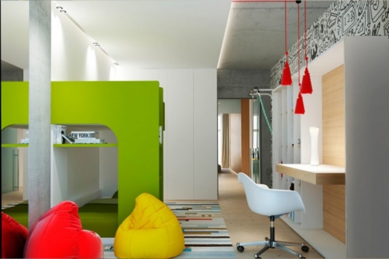 couleur-gris-appartement-lit-superpose-vert-pouf-poire-jaune-rouge-chaise-bureau-blanche