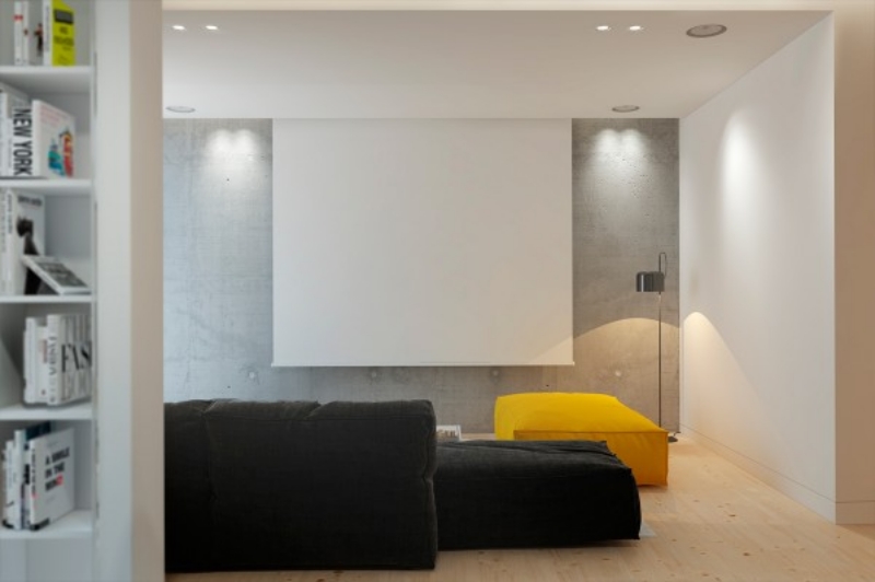 couleur-gris-appartement-salon-mur-beton-canape-modulable-gris-anthracite-ottoman-jaune