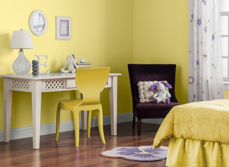 couleurs-feng-shui-murs-jaune-table-literie-assortie-parquet-massif