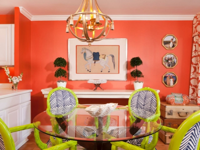 couleurs-feng-shui-murs-orange-table-ronde-chaises-multicolores