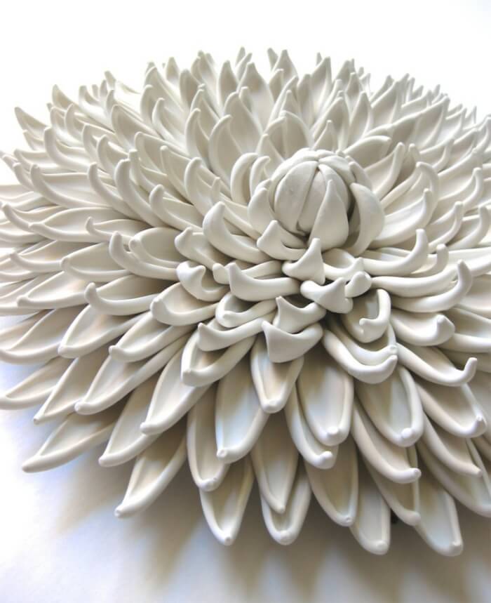 création artisanale moderne-céramique-motif-dahlia-Angela-Schwer