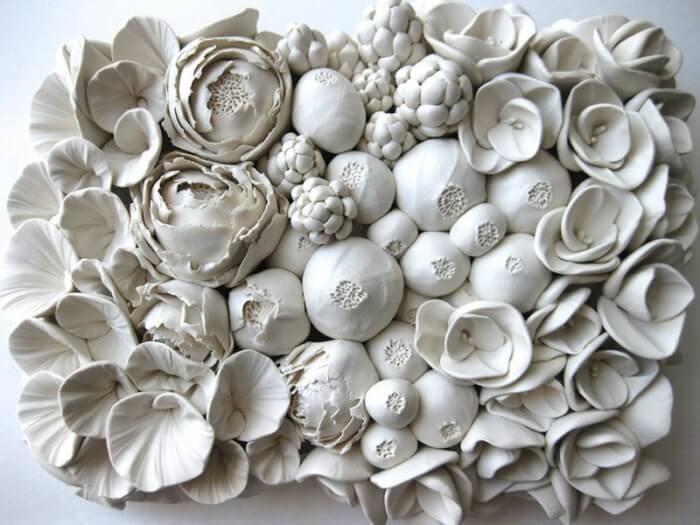 création-artisanale-moderne-fleur-céramique-représentatn-roses