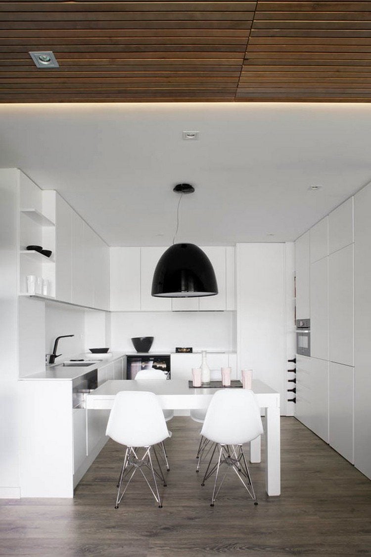 cuisine-u-blanche-table-manger-chaises-design-Eames-suspension-noire