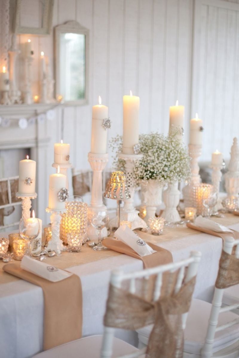 deco-mariage-hiver-bougies-cylindriques-blanches-gypsophiles-noeuds-dentelle