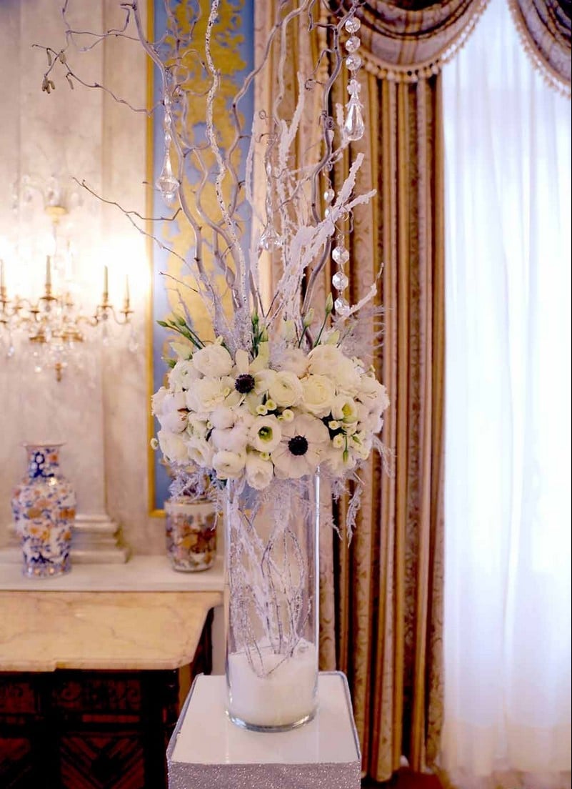 deco-mariage-hiver-bouquet-roses-blanches-anemones-vase-haut-verre-branches-givrees déco mariage hiver