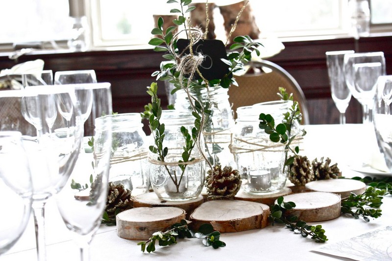 deco-mariage-hiver-centre-table-rondelles-bois-branches-vertes-pommes-pin