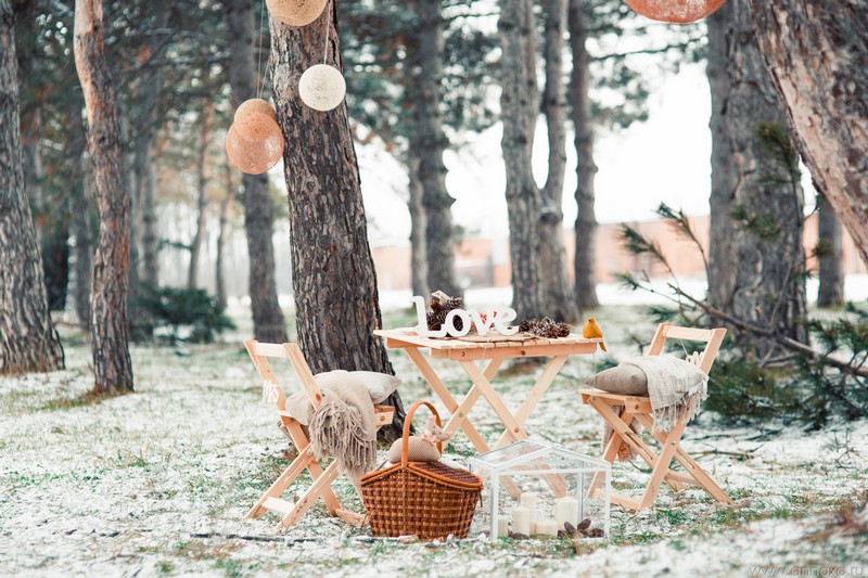 deco-mariage-hiver-exterieur-lettres-love-table-chaises-bois-bougies-cylindriques