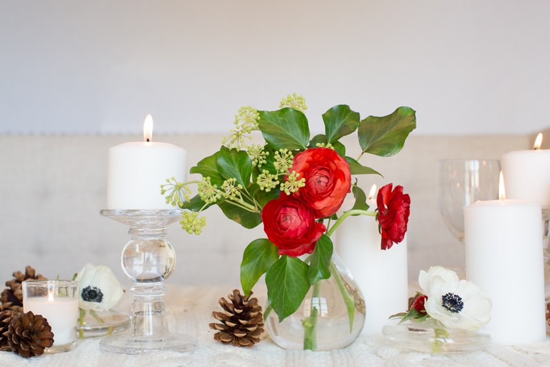 deco-mariage-hiver-pommes-pin-fleurs-rouges-bougies-cylindriques