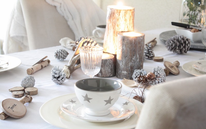 deco-mariage-hiver-table-bougies-cylindriques-pommes-pin-blanchis-rondelles-bois-vaisselle-motif-etoiles