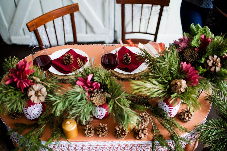 deco-mariage-hiver-table-branches-sapin-pommes-pin-fleurs-napperons-dentelle déco mariage hiver