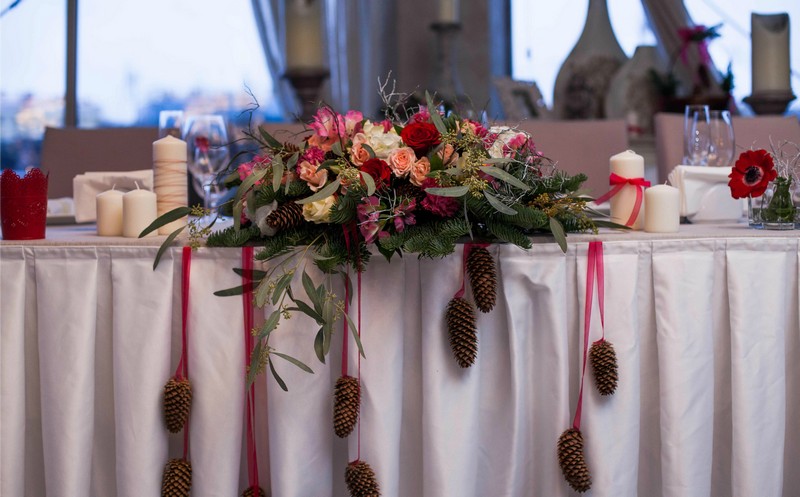 deco-mariage-hiver-table-compostion-fleurs-branches-coniferes-bougies-cylindriques-blanc-rouge