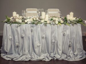 deco-mariage-hiver-table-nappe-blanche-boules-noel-transparentes-pommes-pin-branches-oniferes-bougies-blanches