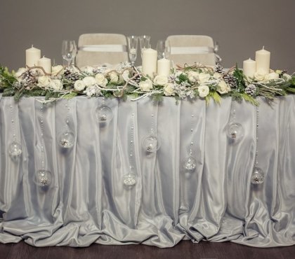 deco-mariage-hiver-table-nappe-blanche-boules-noel-transparentes-pommes-pin-branches-oniferes-bougies-blanches
