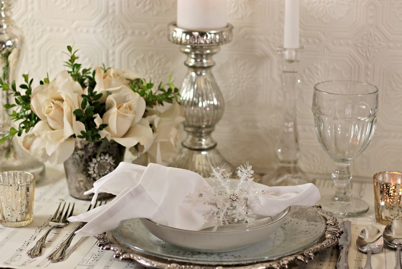 deco-mariage-hiver-table-roses-blanches-vaisselle-couleur-argent-rond-serviette-flocon-neige déco mariage hiver