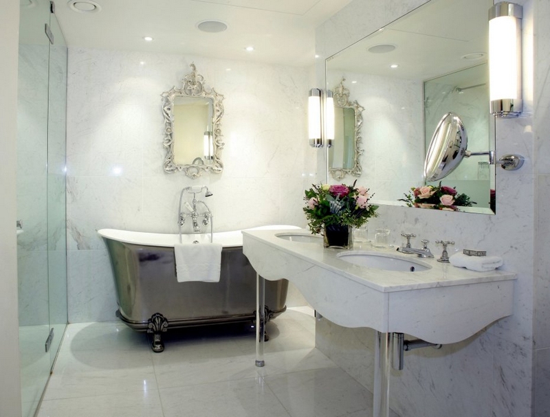 deco-salle-bain-romantique-luxe-marbre-blanc-lavabo-pieds