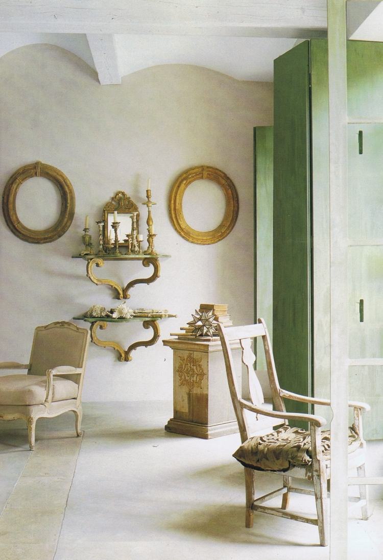 decoration-campagne-chic-chaises-anciennes-miroirs-cadre-bois-etageres-bois-sculpte