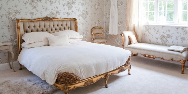 decoration-campagne-chic-chambre-coucher-cadre-lit-couleur-cuivre-ornements-canape-baroque-revisite
