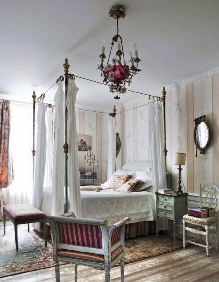 decoration-campagne-chic-chambre-couchr-lit-baldaquin-papier-peint-couleur-pastel-chaises-anciennes