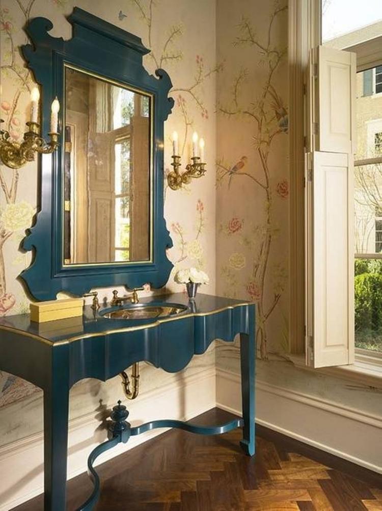 decoration-campagne-chic-papier-peint-motifs-fleurs-oiseaux-cadre-miroir-meuble-vasque-baroque-revisite