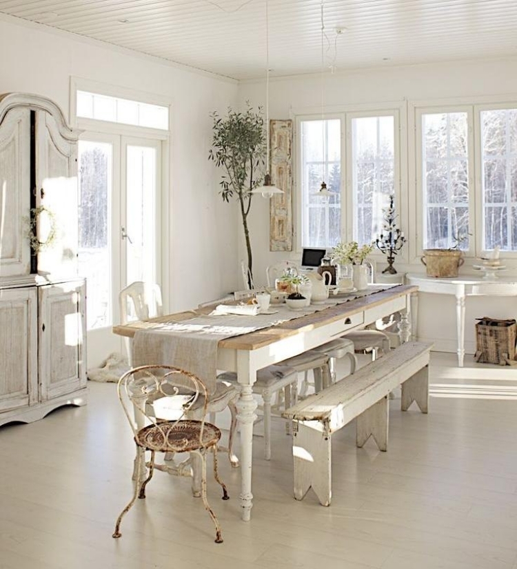 decoration-campagne-chic-salle-bains-blanche-table-banc-chaises-antiques-buffet-bois-blanchi