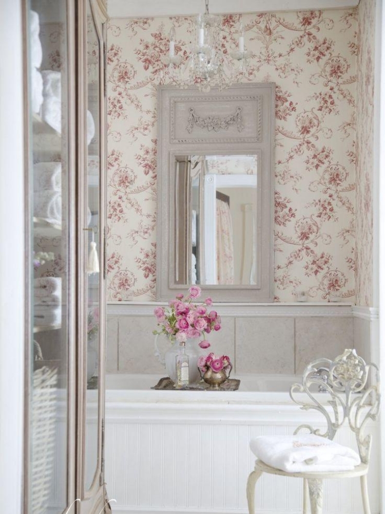 decoration-campagne-chic-salle-bains-papier-peint-floram-lustre-cristal décoration campagne chic