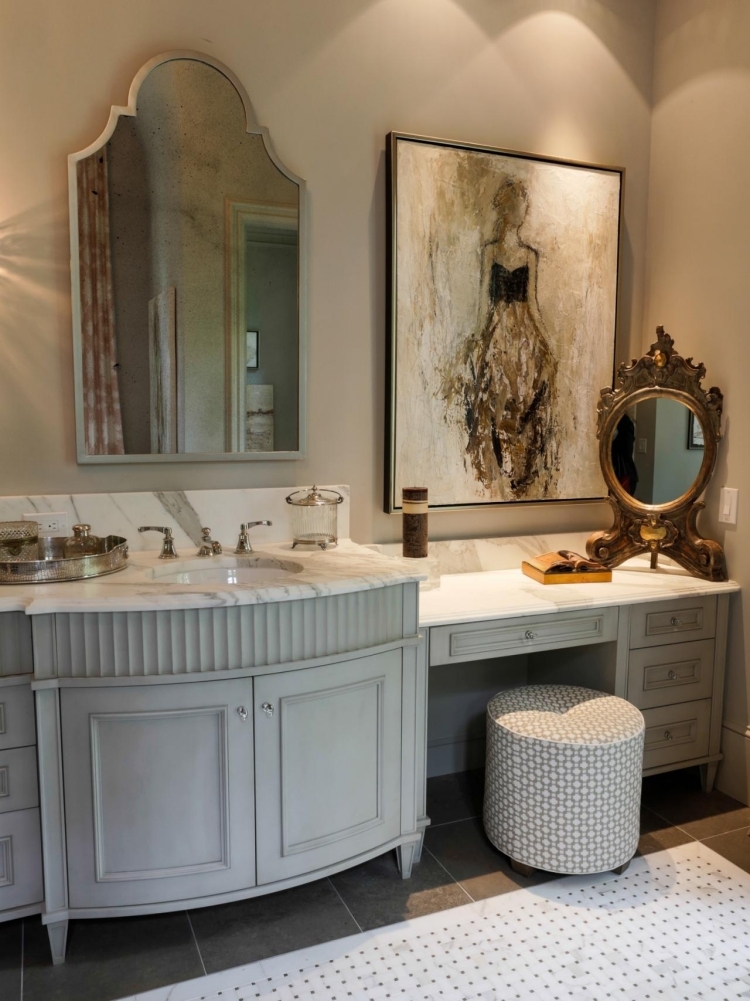 decoration-campagne-chic-salle-bains-plan-vasque-marbre-carrelage-blanc-gris-meuble-vasque-bois-gris