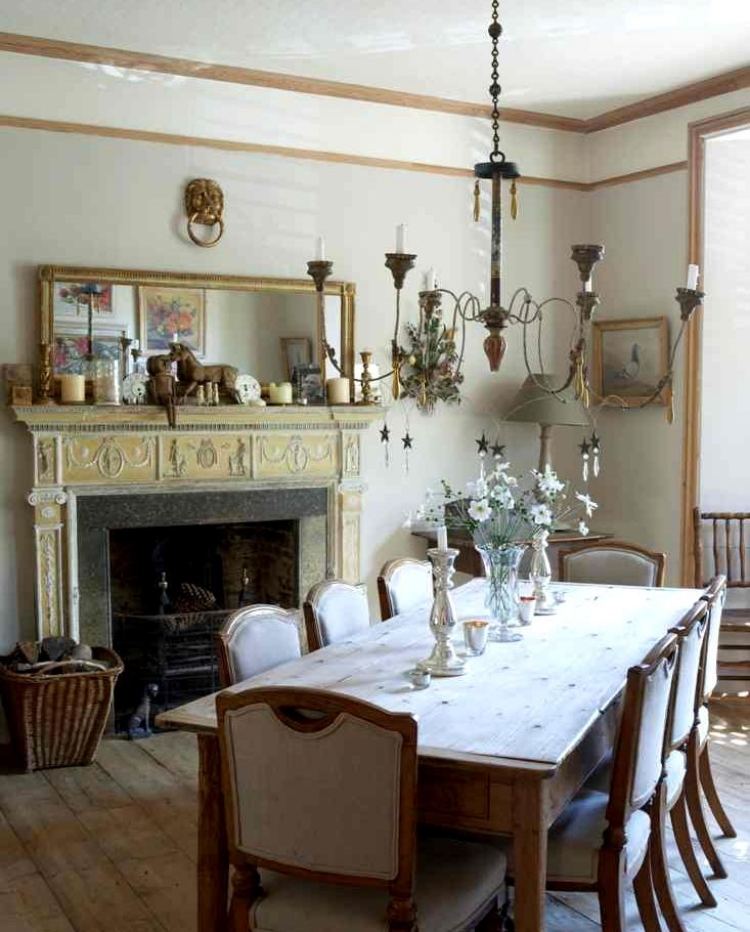 decoration-campagne-chic-salle-manger-manteau-cheminee-moulures-table-bois-chaises-vintage