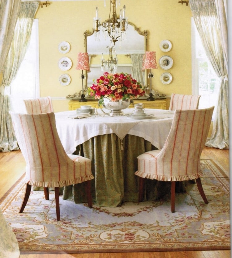 decoration-campagne-chic-salle-manger-nappes-vert-blanc-tapis-miroir-cadre-ornements-peinture-jaune