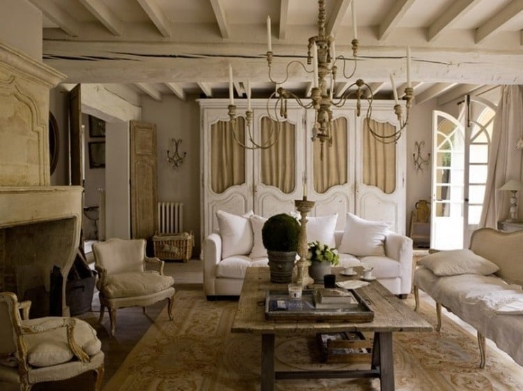 decoration-campagne-chic-salon-blanc-meridienne-chaises-vintage-table-bois-use-cheminee-antique