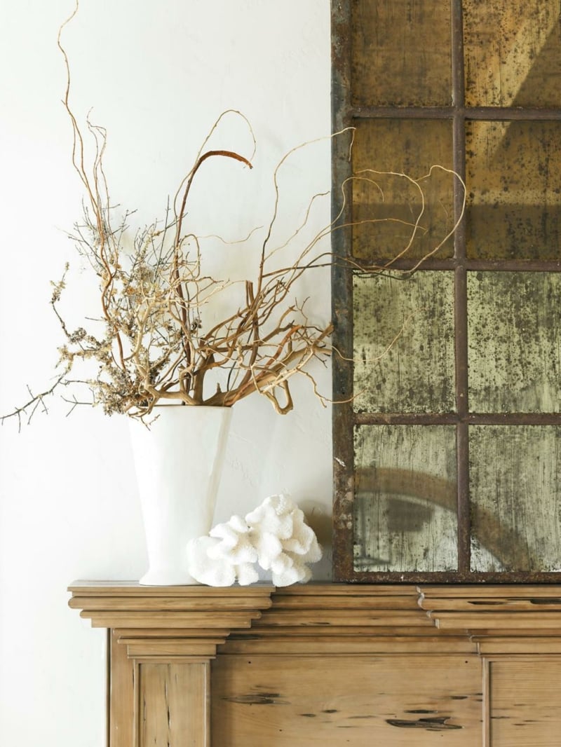 decoration-murale-bois-fenêtre-fer-rouille-vitrage-arrangement-branches-decoratives-vase-blanc
