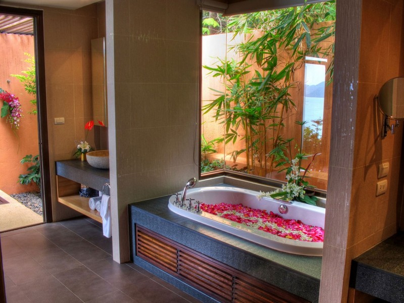 decoration-salle-bain-zen-baignoire-tablier-bois-granit-vasque-ronde-pierre-bambou