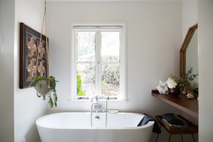 decoration-salle-bain-zen-blanche-pot-suspendu-plante-verte-baignoire-ilot-miroir-cadre-bois