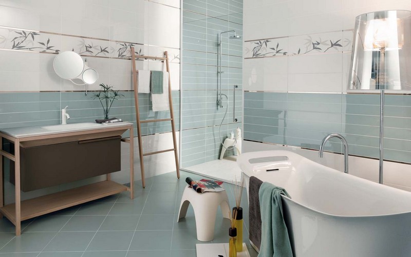decoration-salle-bain-zen-carrelage-bleu-blanc-motifs-bambou-meuble-vasque-bois