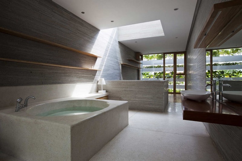 decoration-salle-bain-zen-carrelage-mural-imitation-bois-baignoire-pierre décoration salle de bain zen
