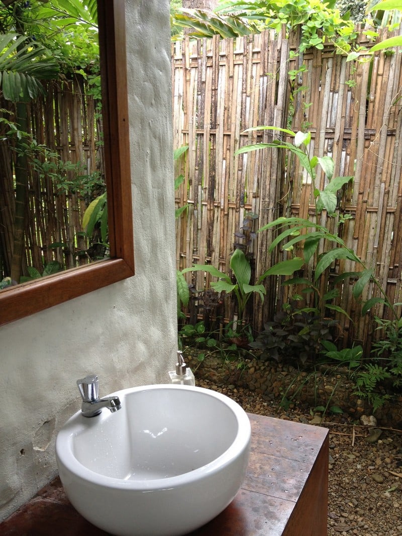 decoration-salle-bain-zen-exterieur-vasque-ronde-blanche-miroir-plantes-vertes