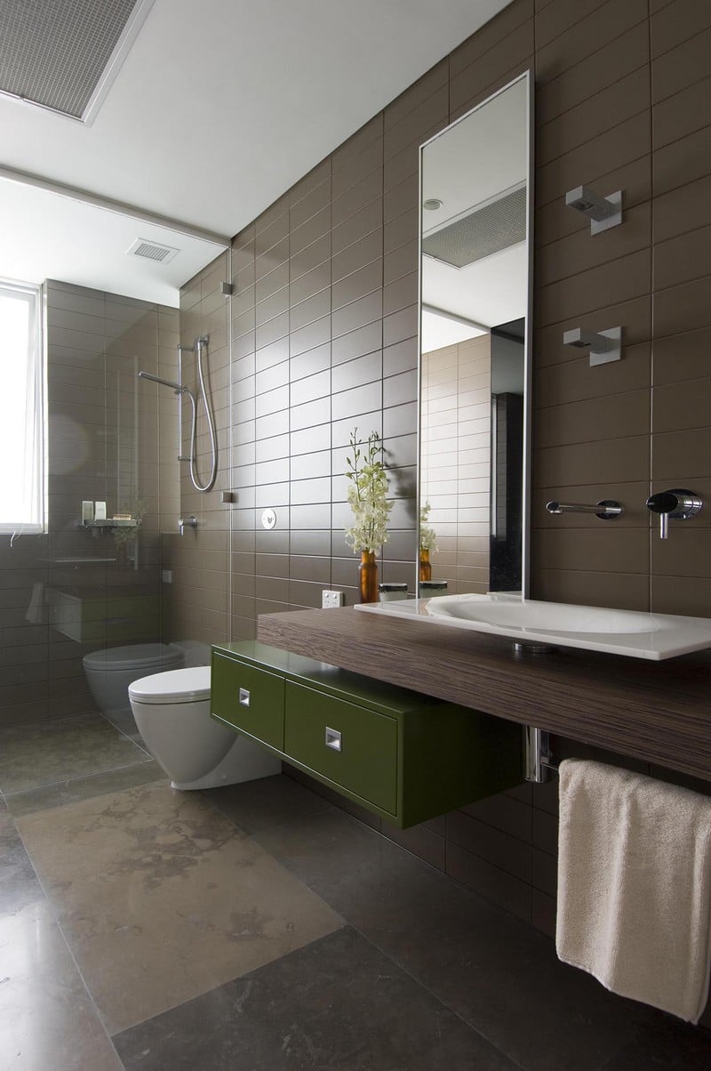decoration-salle-bain-zen-meuble-vasque-vert-plan-vasque-bois-carrelage-taupe décoration salle de bain zen