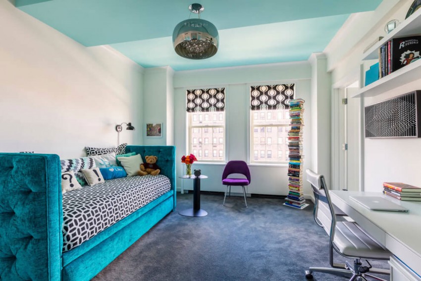 design-intérieur-coloré-chambre-lit-tapissé-bleu-turquoise