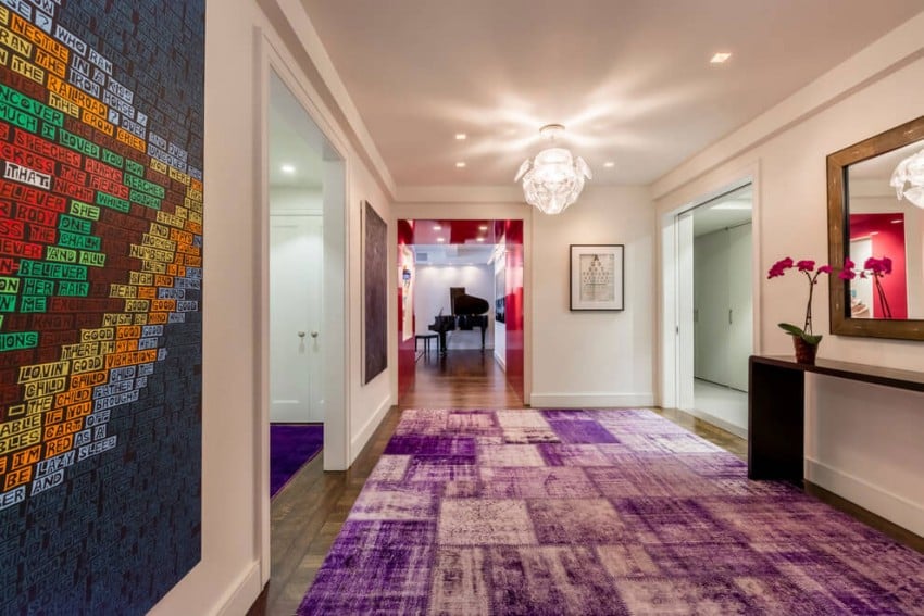 design d'intérieur coloré-couloir-peinture-murale-multicolore-tapis-violet-effet-délavé