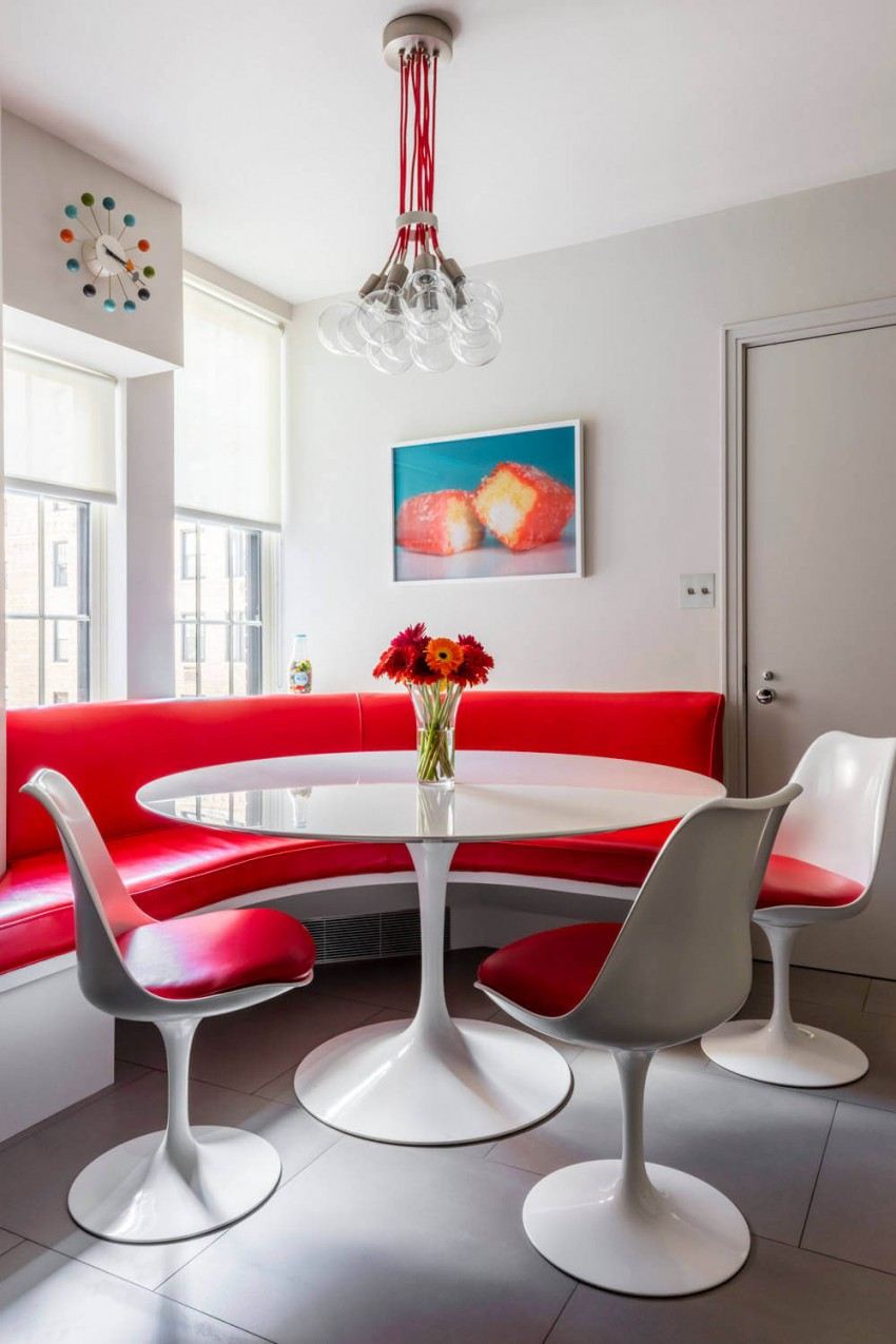 design-intérieur-coloré-salle-manger-banquette-tapissée-cuir-rouge-chaises-assorties