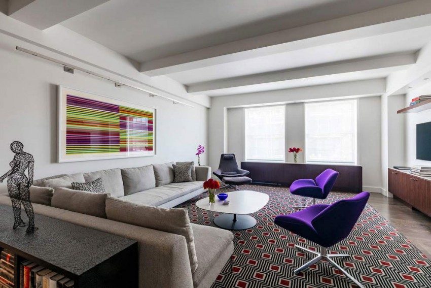 design-intérieur-coloré-salon-meubles-gris-violets-tapis-géométrique-assorti