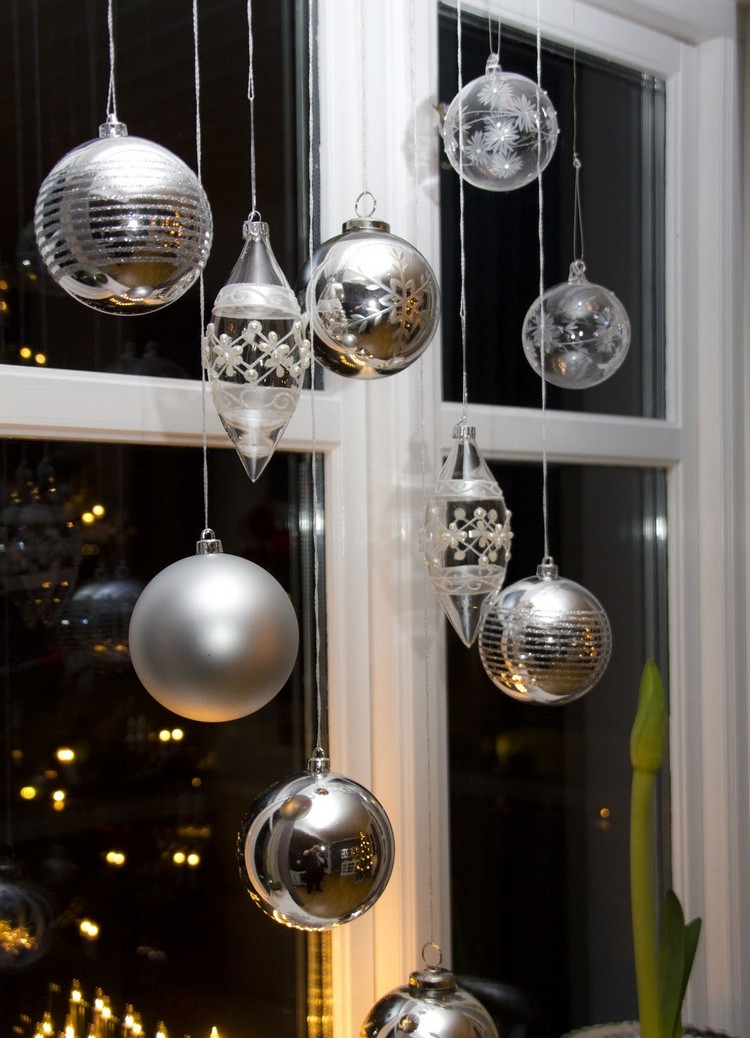 déco-Noël-faire-soi-même-accrocher-fenêtre-boules-argentées