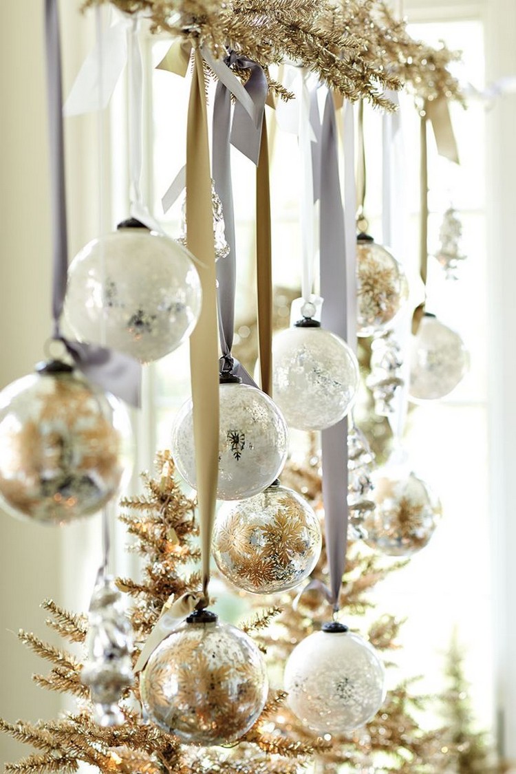 déco-Noël-faire-soi-même-accrocher-fenêtre-boules-peintes-or-argent